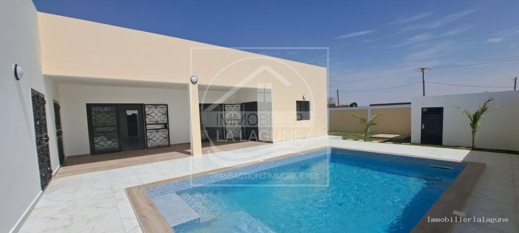 Agence Immobilière Saly Sénégal - V3166 - Villa à NGUERIGNE - V3166-villa-a-vendre-a-ngurigne-senegal-avec-piscine