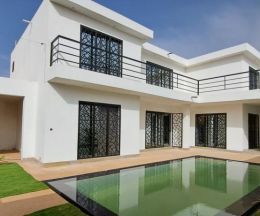 Vente Villa 3 Chambres 180 m<sup>2</sup> en résidence sur un terrain de 300 m<sup>2</sup> Proche  - Réf. V3023 Agence immobilière Saly Sénégal V3023-VILLA-A-vendre-a-somone-senegal-avec-piscine