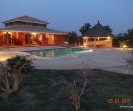 Vente Villa 4 Chambres 200 m<sup>2</sup> hors résidence sur un terrain de 1 496 m<sup>2</sup> Proche , Piscine, Commerce, Ecole - Réf. V2014 Agence immobilière Saly Sénégal V2014 Villa avec piscine à vendre Saly Sénégal