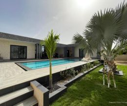 Vente Villa 3 Chambres 153 m<sup>2</sup> en résidence sur un terrain de 739 m<sup>2</sup> Proche , Piscine - Réf. V3120 Agence immobilière Saly Sénégal V3120 villa a vendre nguerigne senegal