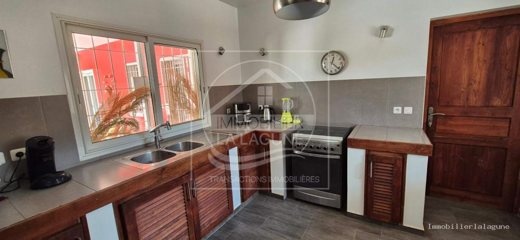 Agence Immobilière Saly Sénégal - V3151 - Villa à NGAPAROU - Cuisine de la villa avec piscine à vendre à Ngaparou, Petite Côte Sénégal — Agence Immobilier La Lagune