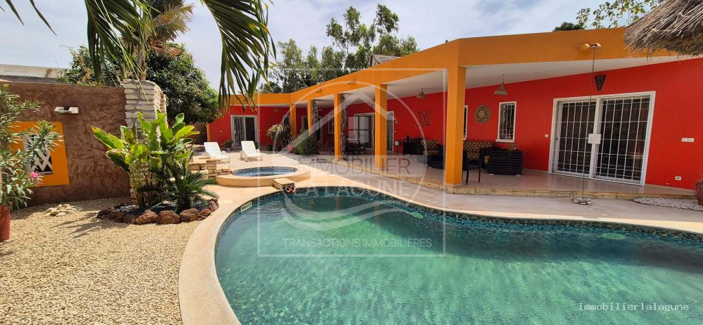 Agence Immobilière Saly Sénégal - V3151 - Villa à NGAPAROU - Extérieurs 1 de la villa avec piscine à vendre à Ngaparou, Petite Côte Sénégal — Agence Immobilier La Lagune