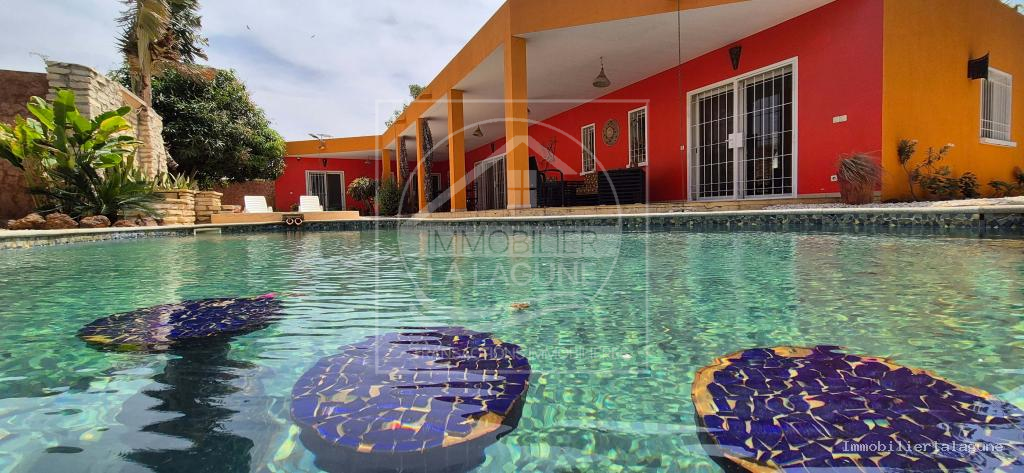 Agence Immobilière Saly Sénégal - V3151 - Villa à NGAPAROU - Extérieurs 2 de la villa avec piscine à vendre à Ngaparou, Petite Côte Sénégal — Agence Immobilier La Lagune