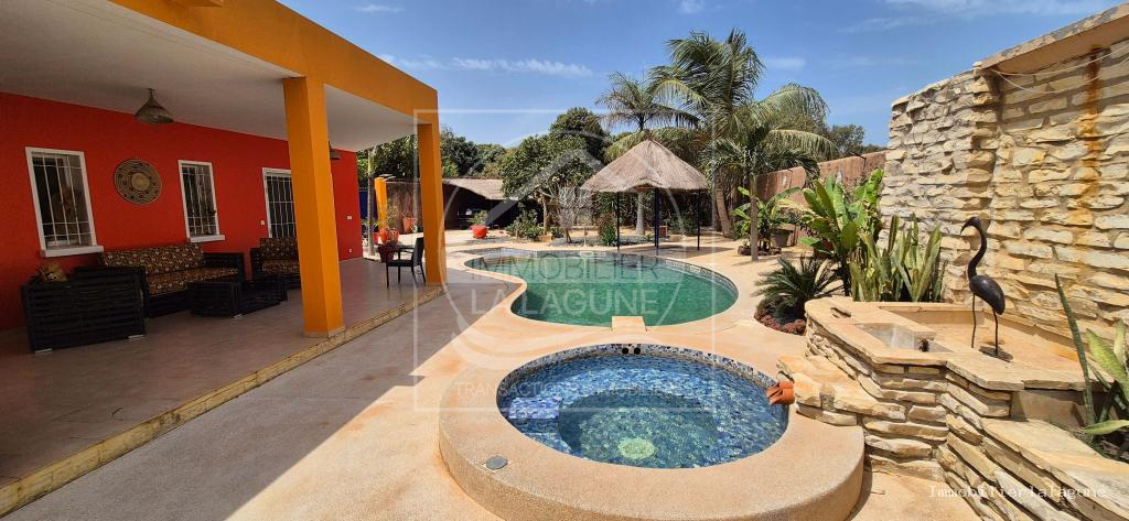 Agence Immobilière Saly Sénégal - V3151 - Villa à NGAPAROU - Extérieurs 3 de la villa avec piscine à vendre à Ngaparou, Petite Côte Sénégal — Agence Immobilier La Lagune