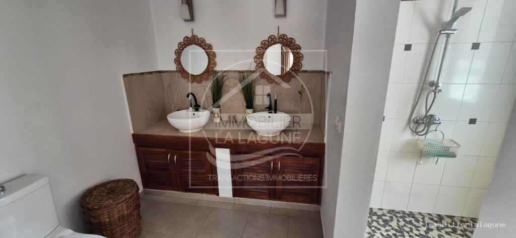 Agence Immobilière Saly Sénégal - V3151 - Villa à NGAPAROU - Salle d'eau 1 de la villa avec piscine à vendre à Ngaparou, Petite Côte Sénégal — Agence Immobilier La Lagune
