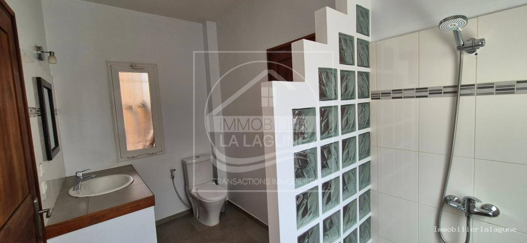 Agence Immobilière Saly Sénégal - V3151 - Villa à NGAPAROU - Salle d'eau 2 de la villa avec piscine à vendre à Ngaparou, Petite Côte Sénégal — Agence Immobilier La Lagune