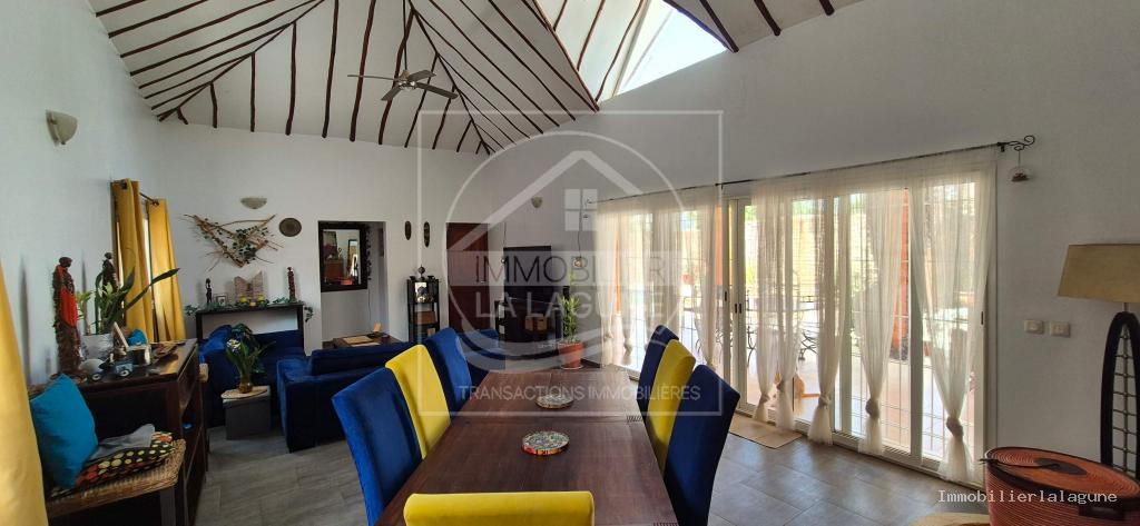 Agence Immobilière Saly Sénégal - V3151 - Villa à NGAPAROU - Salon 1 de la villa avec piscine à vendre à Ngaparou, Petite Côte Sénégal — Agence Immobilier La Lagune