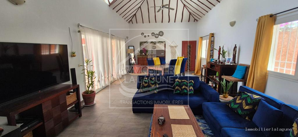 Agence Immobilière Saly Sénégal - V3151 - Villa à NGAPAROU - Salon 2 de la villa avec piscine à vendre à Ngaparou, Petite Côte Sénégal — Agence Immobilier La Lagune