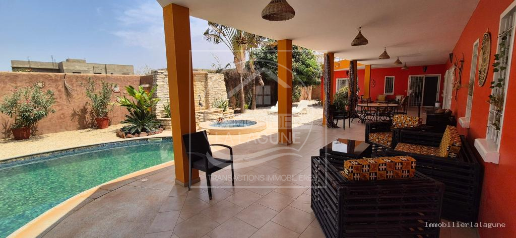 Agence Immobilière Saly Sénégal - V3151 - Villa à NGAPAROU - Terrasse 1 de la villa avec piscine à vendre à Ngaparou, Petite Côte Sénégal — Agence Immobilier La Lagune