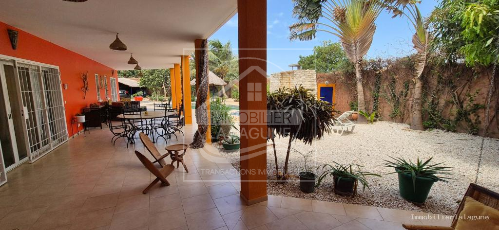 Agence Immobilière Saly Sénégal - V3151 - Villa à NGAPAROU - Terrasse 2 de la villa avec piscine à vendre à Ngaparou, Petite Côte Sénégal — Agence Immobilier La Lagune