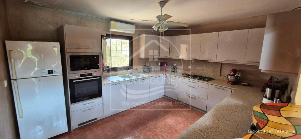 Agence Immobilière Saly Sénégal - V3347 - Villa à SOMONE - Cuisine de la villa avec vue sur la lagune de Somone à vendre, Petite Côte Sénégal — Agence Immobilier La Lagune