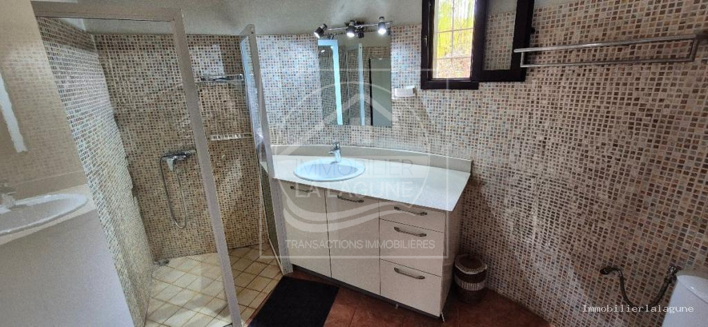 Agence Immobilière Saly Sénégal - V3347 - Villa à SOMONE - Salle d'eau de la villa avec vue sur la lagune de Somone à vendre, Petite Côte Sénégal — Agence Immobilier La Lagune