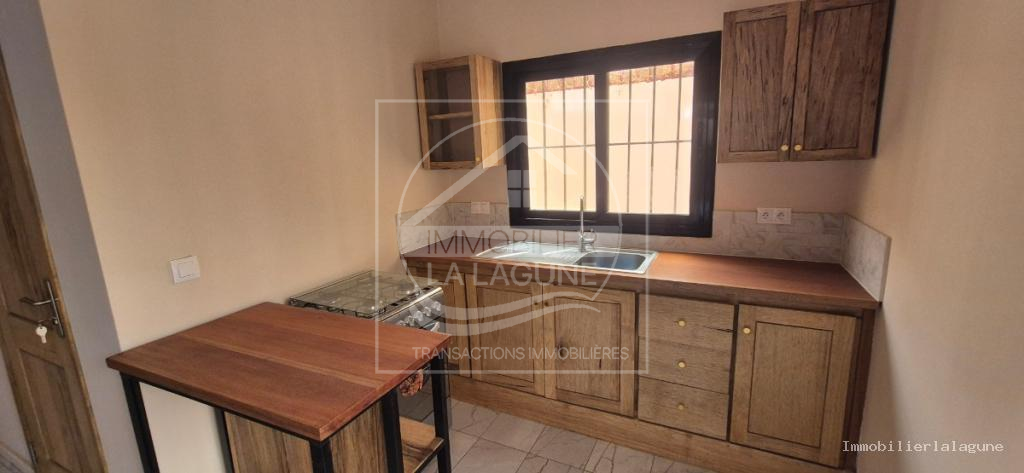 Agence Immobilière Saly Sénégal - C3358 - Commerce à SALY - Cuisine d'un appartement à vendre à Saly, proche des plages, Petite Côte Sénégal — Agence Immobilier La Lagune