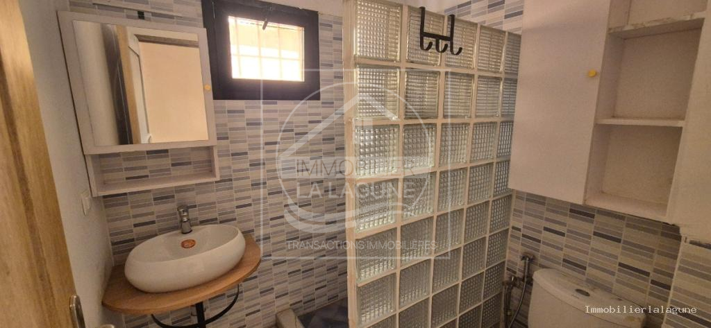 Agence Immobilière Saly Sénégal - C3358 - Commerce à SALY - Salle d'eau d'un appartement à vendre à Saly, proche des plages, Petite Côte Sénégal — Agence Immobilier La Lagune