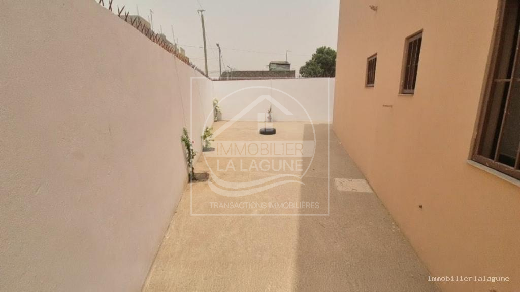 Agence Immobilière Saly Sénégal - A3357 - Appartement à SALY - Cour de l’appartement à vendre à Saly, proche des plages, Petite Côte Sénégal — Agence Immobilier La Lagune