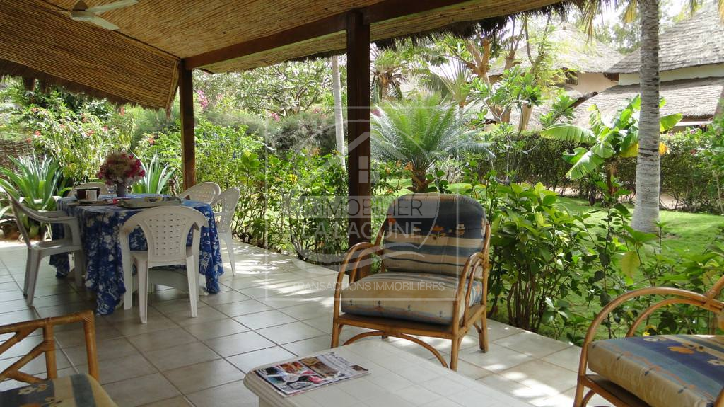 Agence Immobilière Saly Sénégal - V1973 - Villa à SALY - terrasse couverte jardin