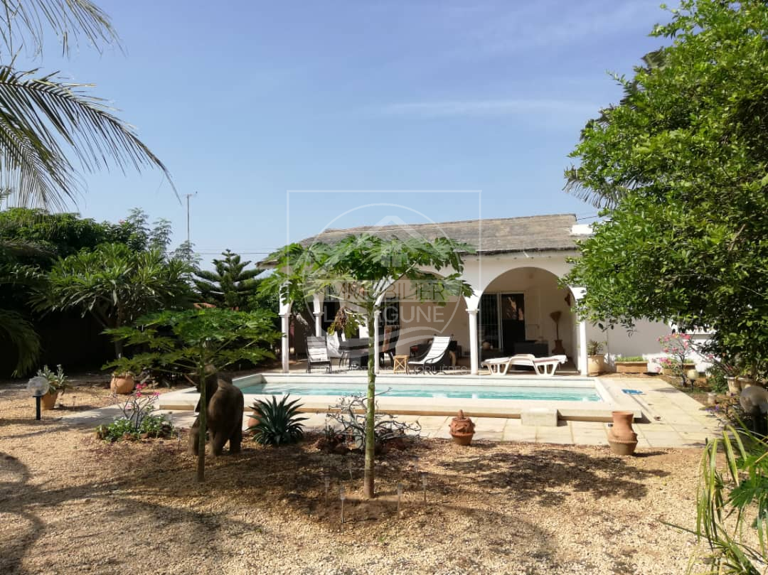 Agence Immobilière Saly Sénégal - V2075 - Villa à NGAPAROU - V2075 Villa avec piscine à vendre à Ngaparou Sénégal