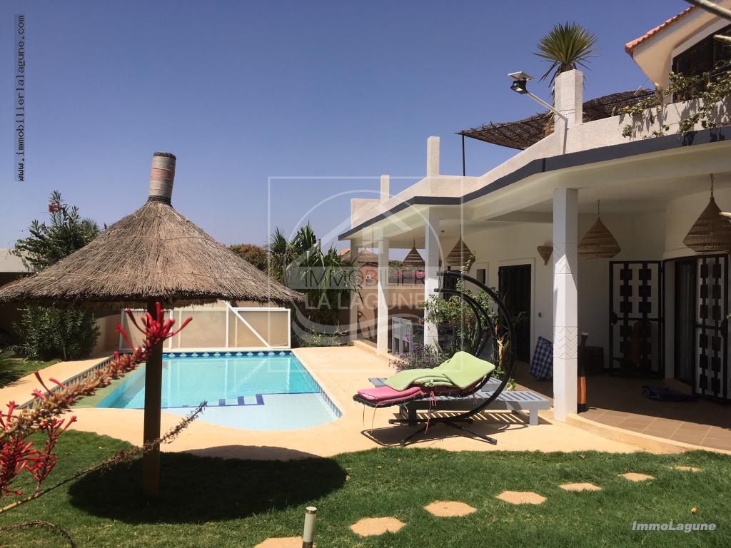 Agence Immobilière Saly Sénégal - V2344 - Villa à NGAPAROU - V2344 villa a vendre avec piscine a ngaparou senegal