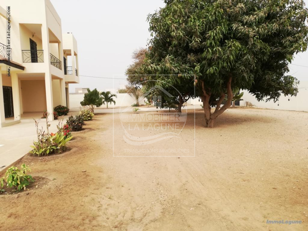 Agence Immobilière Saly Sénégal - V2196 - Villa à SOMONE - v2196 grande maison avec piscine à acheter à somone senegal
